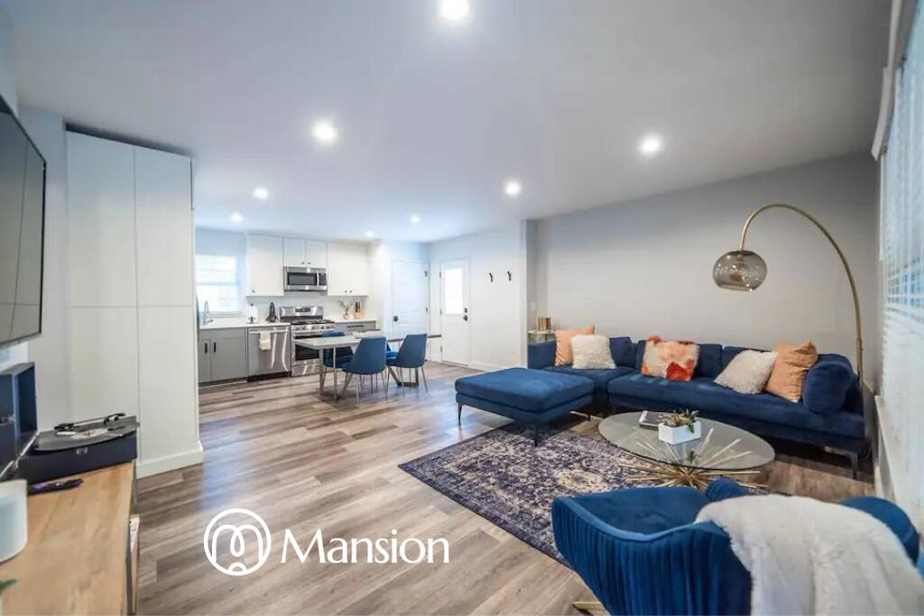 4BR Luxury House w/ Fenced in Backyard by Mansion