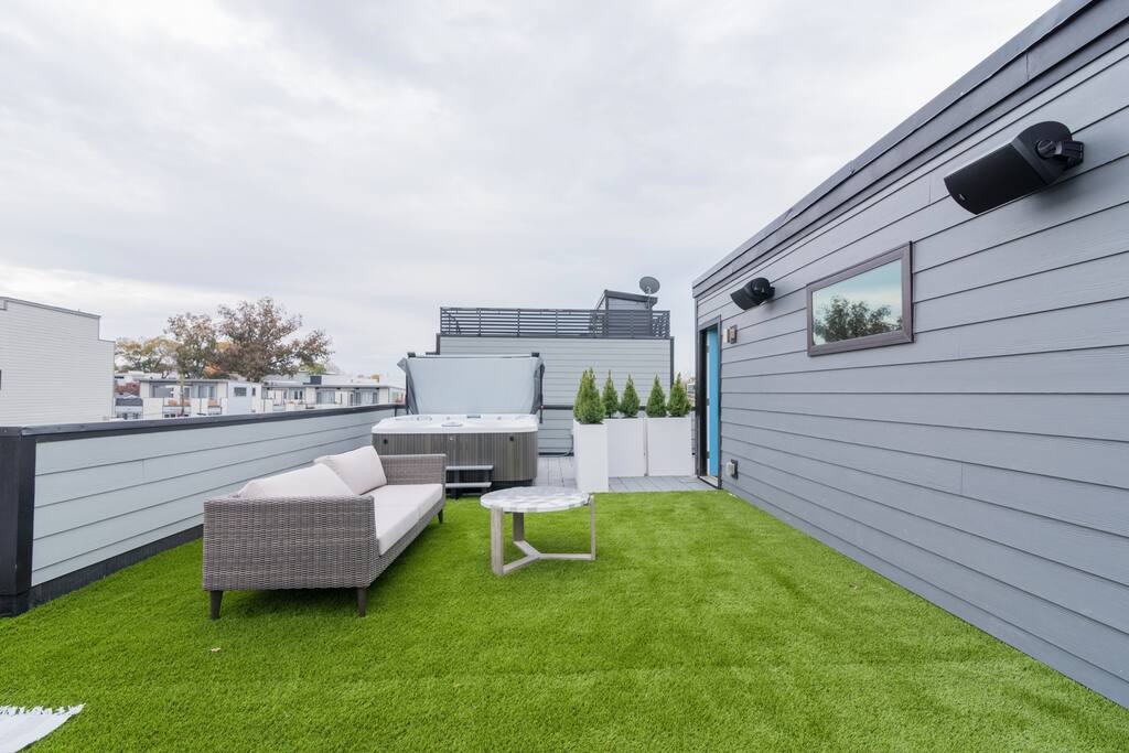 Rooftop Views & Hot Tub | Walk to BofA Stadium